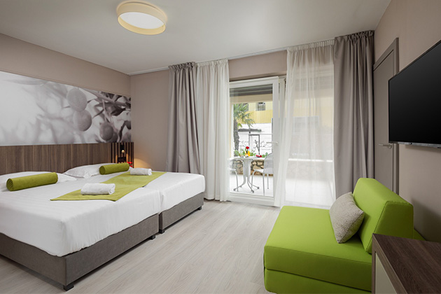 Premium soba z balkonom stran bazena - Connected