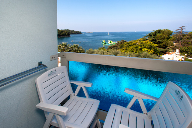 Hotel Plavi Classic room french bed balcony sea view1