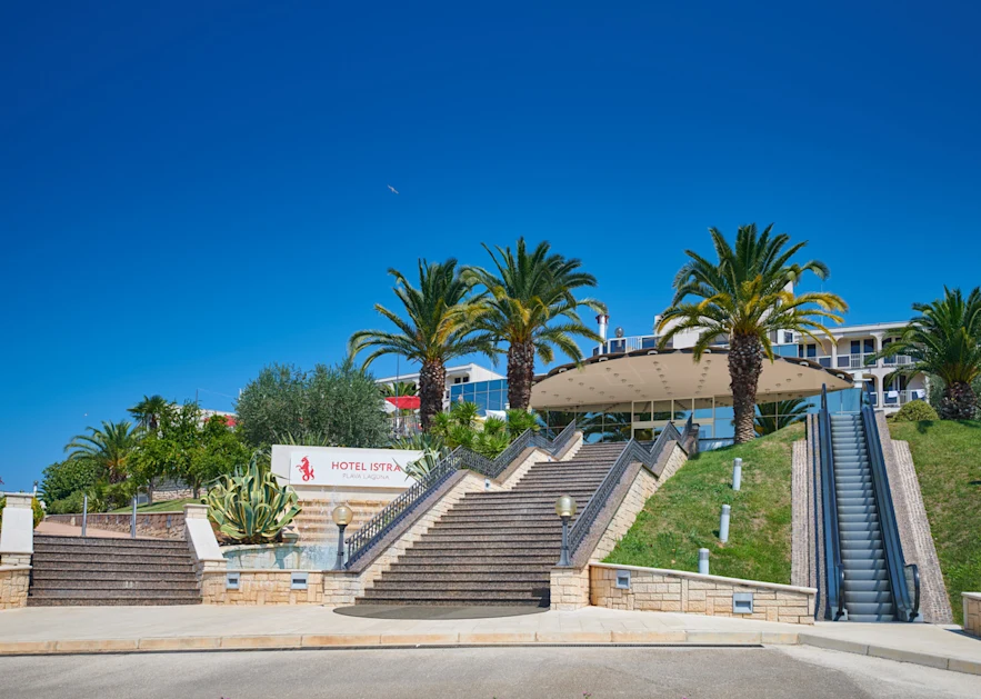 hotel-istra-plava-laguna-entrance-landscape-2