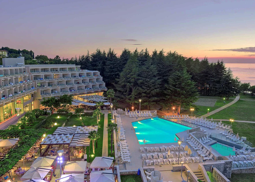 hotel-mediteran-plava-laguna-entrance-landscape