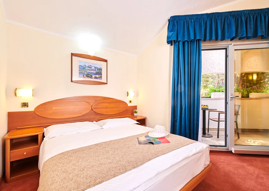 villa-galijot-plava-laguna-classic-room-with-balcony-sea-side-family-f4bn-2