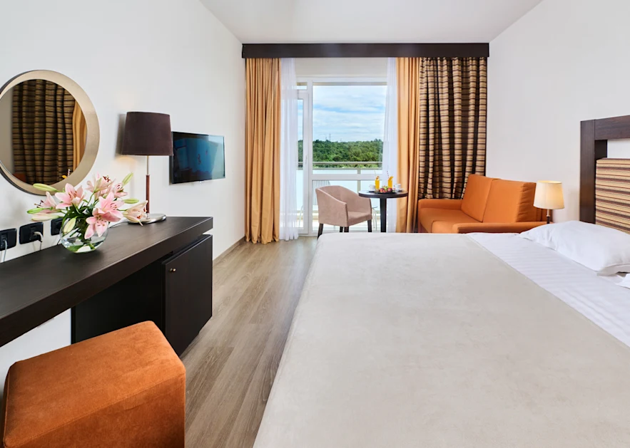 hotel-garden-istra-plava-laguna-accommodation-units-classic-room-with-balcony-park-side-3
