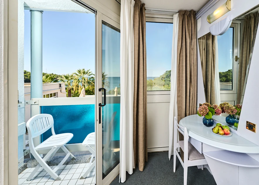 hotel-plavi-plava-laguna-classic-room-with-balcony-sea-view-3