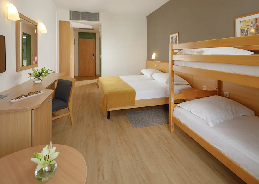 Hotel Aurora Plava Laguna Accommodation units Classic room with balcony park side -Family 3