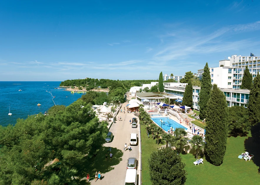 hotel-zorna-plava-laguna-entrance-landscape