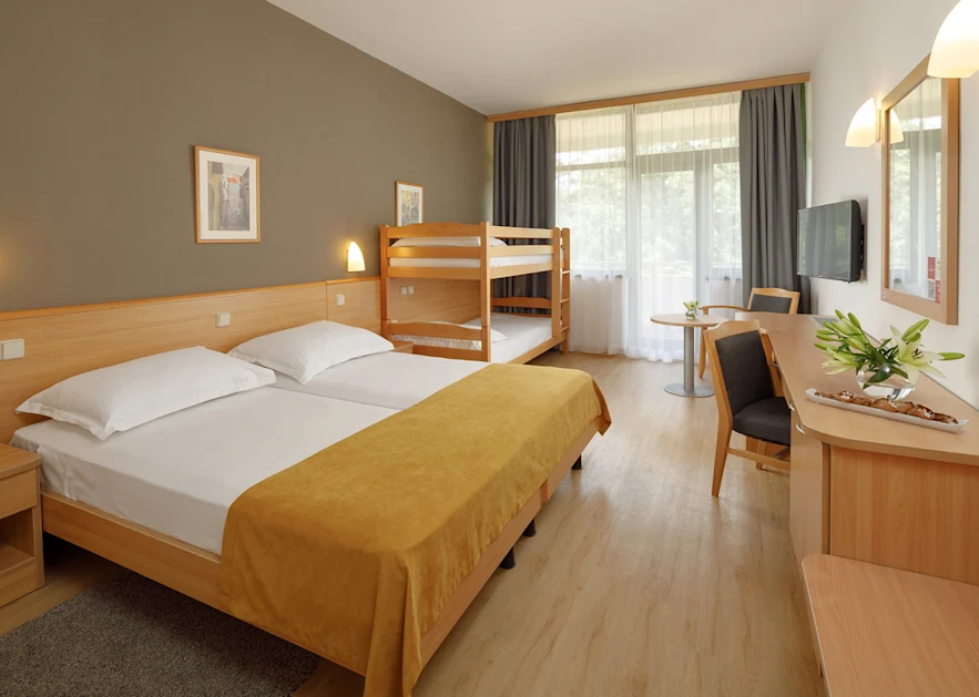 Hotel Aurora Plava Laguna Accommodation units Classic room with balcony park side -Family 2