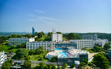 hotel-gran-vista-plava-laguna-entrance-landscape