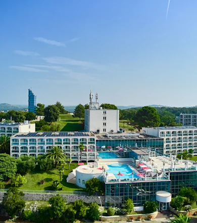 hotel-gran-vista-plava-laguna-entrance-landscape