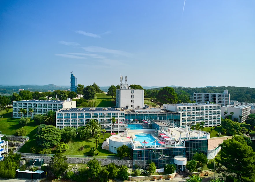 hotel-gran-vista-plava-laguna-entrance-landscape