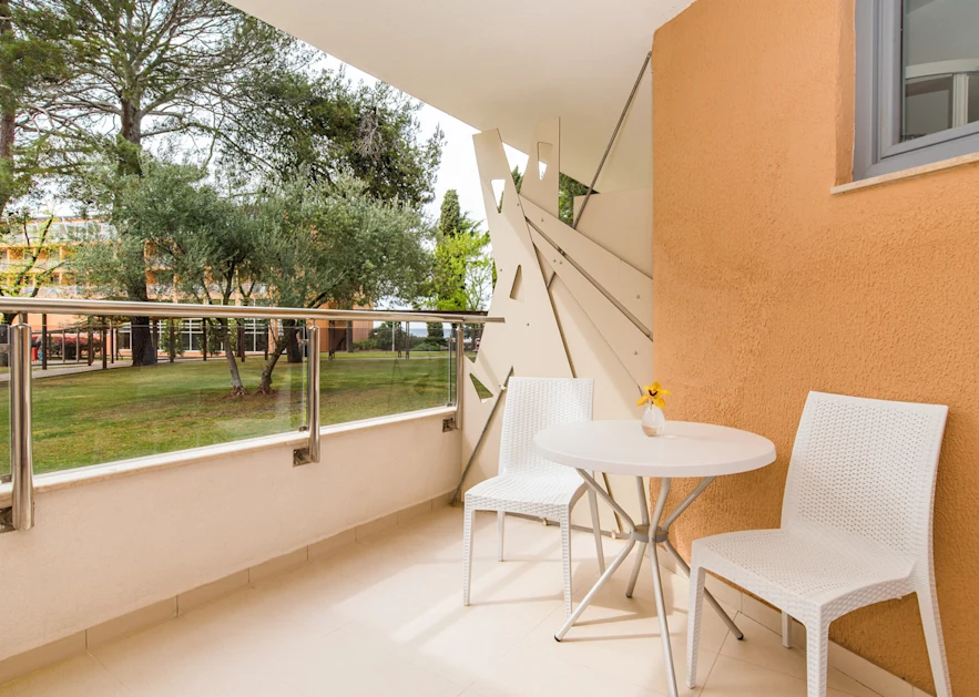 residence-umag-plava-laguna-classic-room-with-balcony-park-side-c2bpd-4
