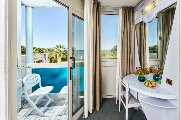 PL Hotel Plavi Classic room with balcony sea view1