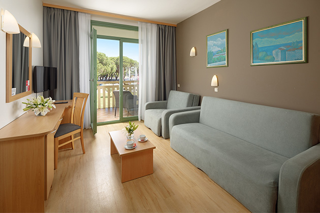 Hotel Aurora Plava Laguna 2024 Accommodation units Suite with balcony park side U4BP (4)