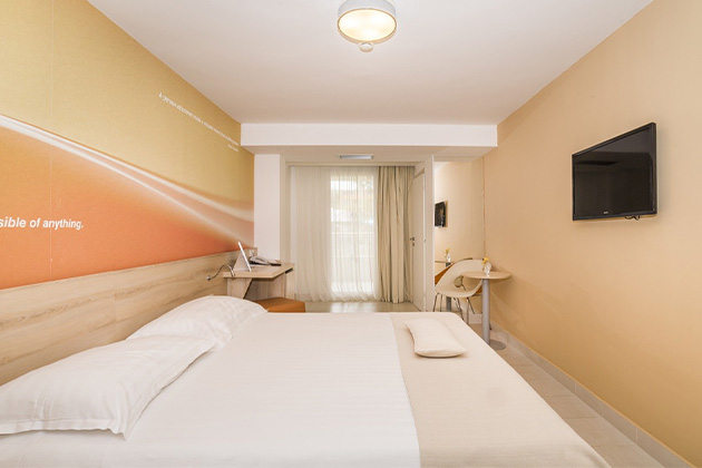 Classic soba z balkonom park stran