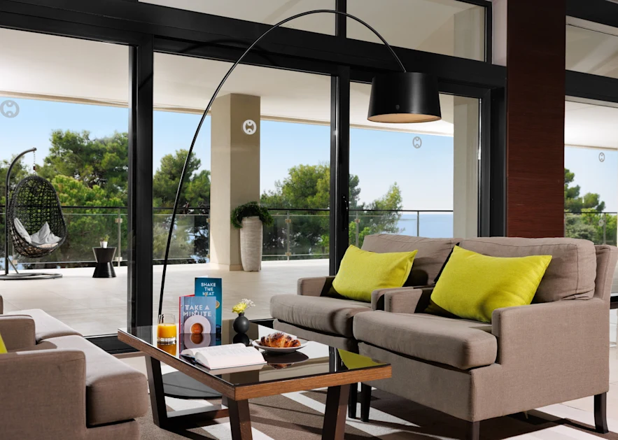 142832 Hotel Parentium Plava Laguna 2026 lobby bar (1) 1656x1104