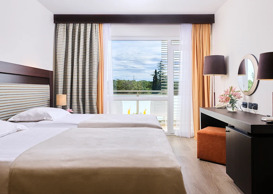 Hotel-Garden-Istra-Plava-Laguna Accommodation-units 2022 Classic-Room-with-balcony-park-side