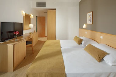 Hotel Aurora Plava Laguna 2024 Accommodation units Suite with balcony park side U4BP (3)