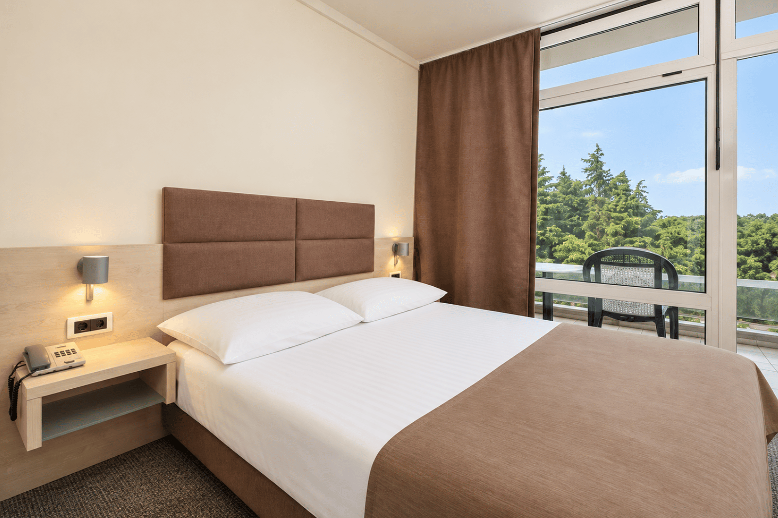 Classic single room with balcony park side