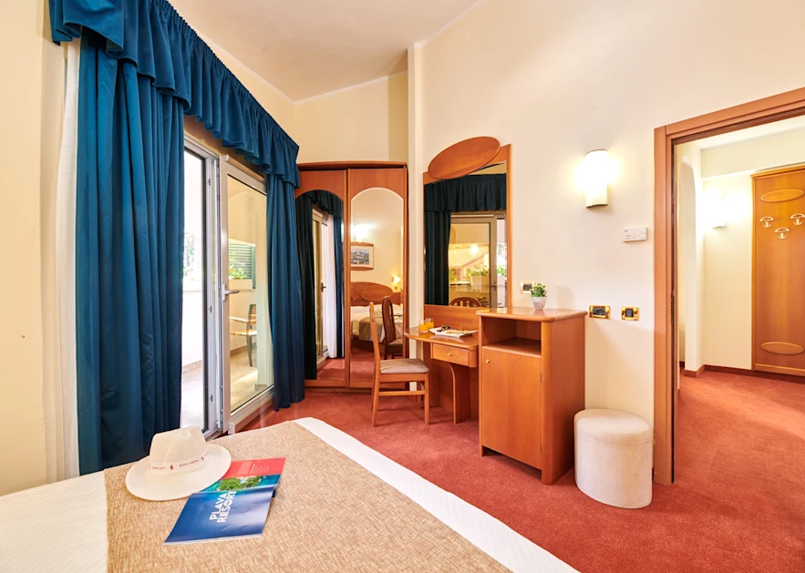 villa-galijot-plava-laguna-classic-room-with-balcony-sea-side-family-f4bn-4