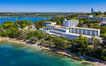 hotel-plavi-plava-laguna-zelena-resort-panorama-plaža