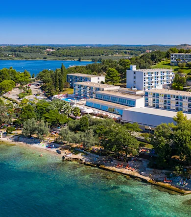 hotel-plavi-plava-laguna-zelena-resort-panorama-plaža