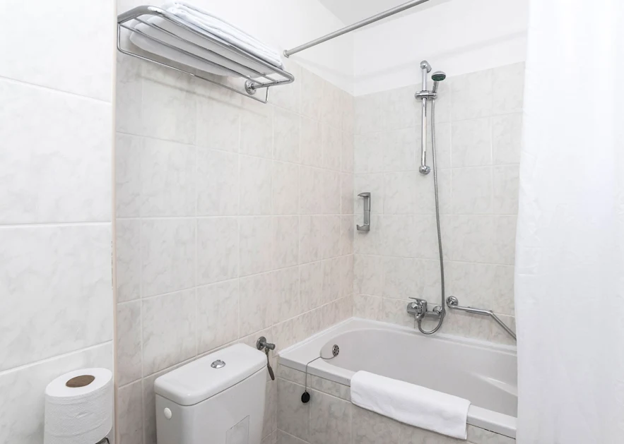 rooms-savudrija-plava-laguna-double-room-balcony-bathroom-2bp