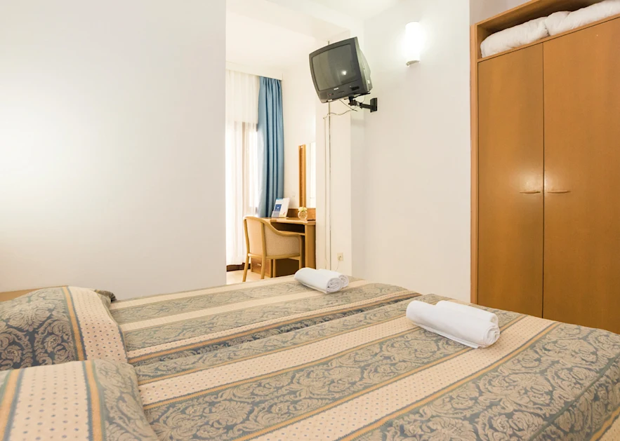 rooms-savudrija-plava-laguna-double-room-balcony-park-side-3bp-4