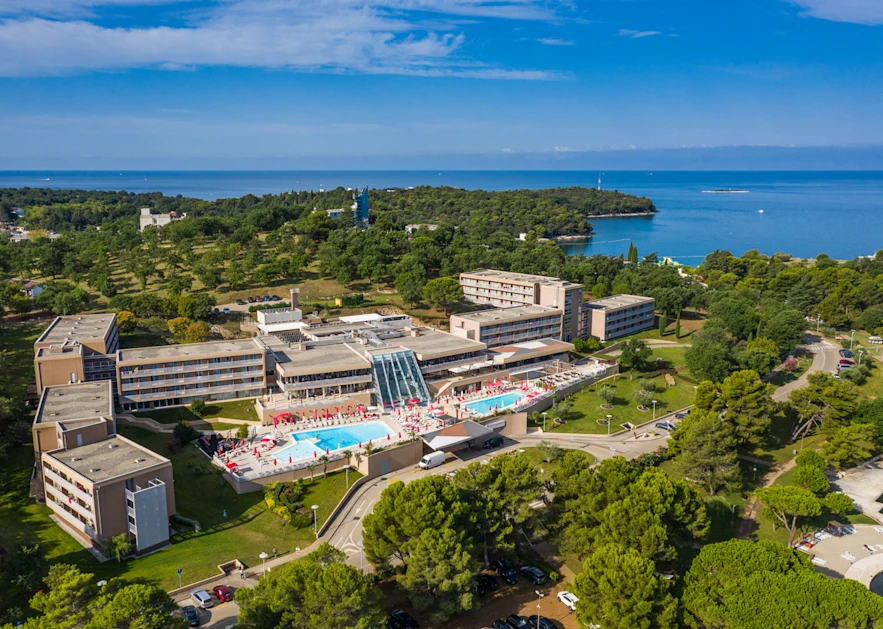 hotel-molindrio-plava-laguna-entrance-landscape