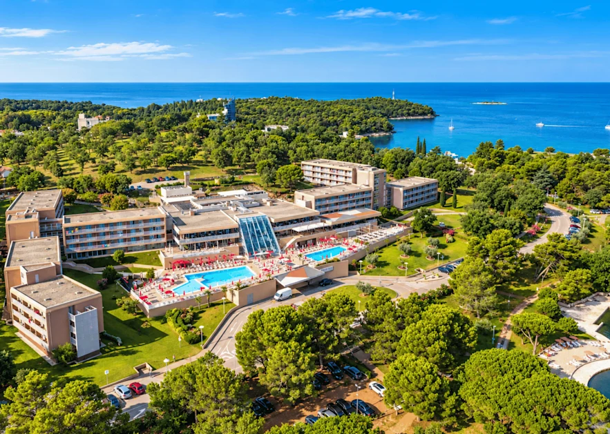 hotel-molindrio-plava-laguna-entrance-landscape