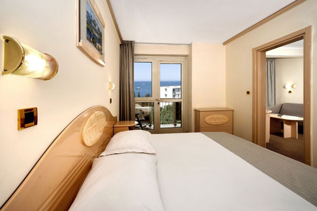 Suite with balcony sea side