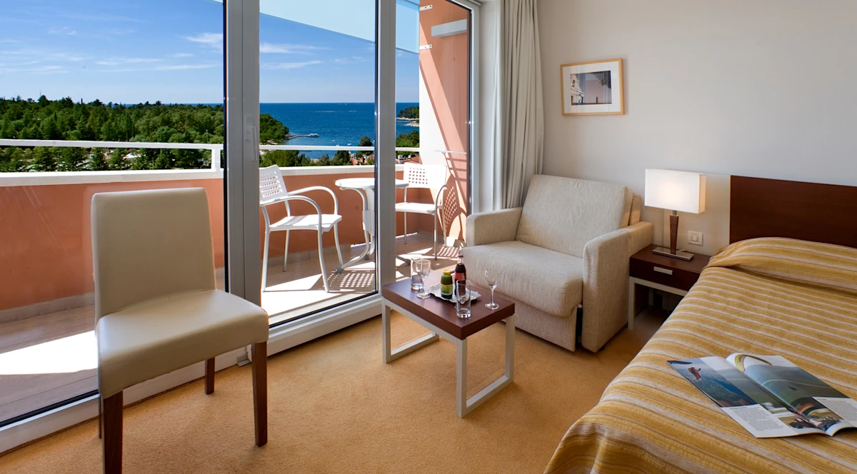 hotel-albatros-plava-laguna-accomodation-units-superior-room-with-balcony-sea-side