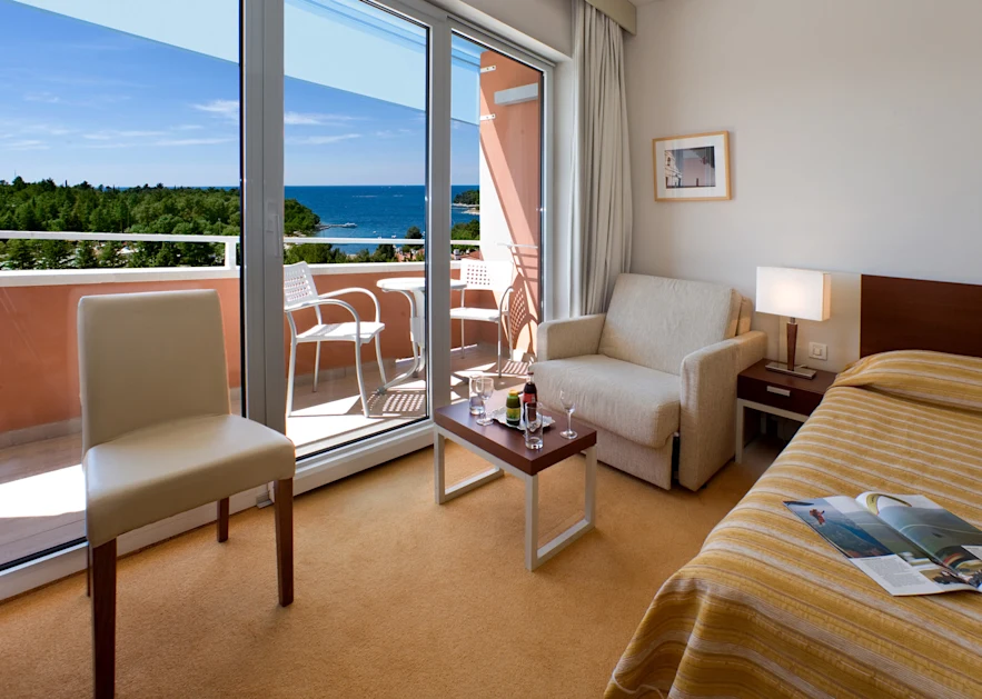 hotel-albatros-plava-laguna-accomodation-units-superior-room-with-balcony-sea-side
