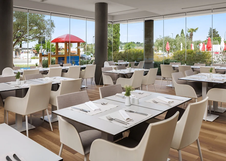 0001 PL Hotel Park 2025 restaurant (8)