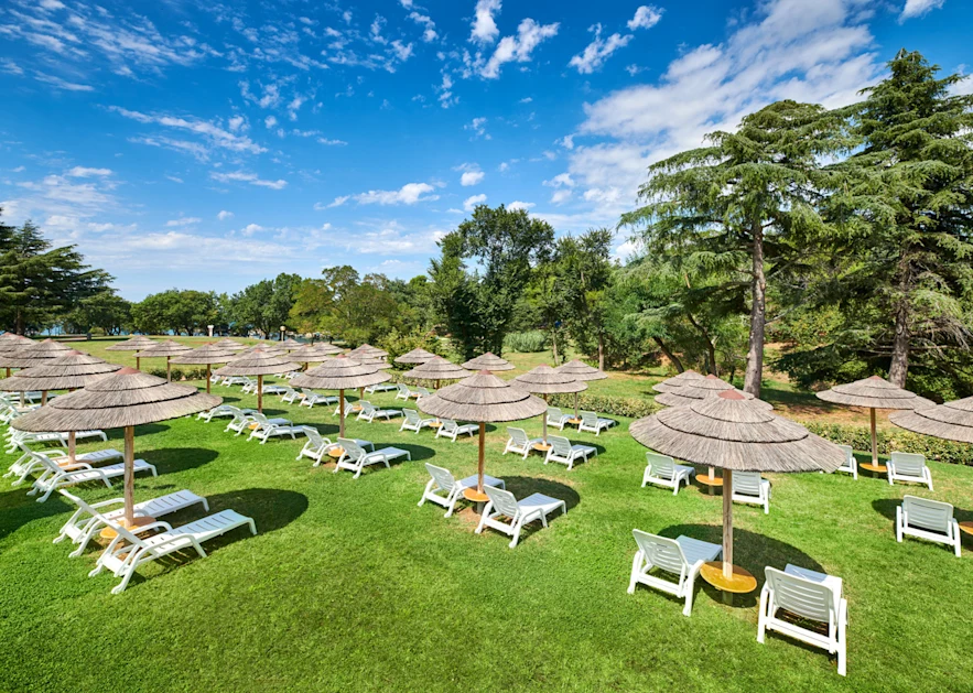 hotel-mediteran-plava-laguna-sunbathing-area