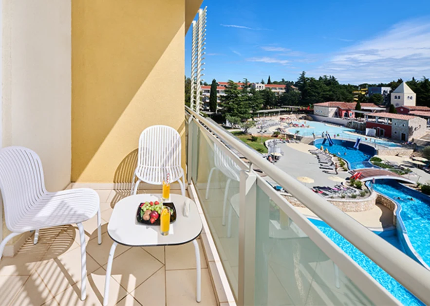 hotel-garden-istra-plava-laguna-accommodation units-premium-room-with-balcony-pool-side-connected