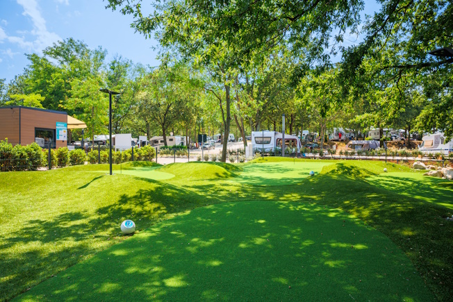 Camping Bijela Uvala Istra Camping Play Eat Chill zone 2025 Jump&Golf Mini Golf (3) (1)