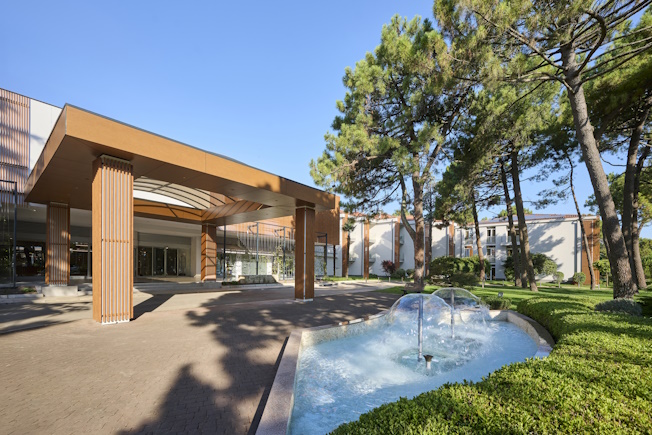 Hotel Pelegrin Plava Laguna entrance 652x419