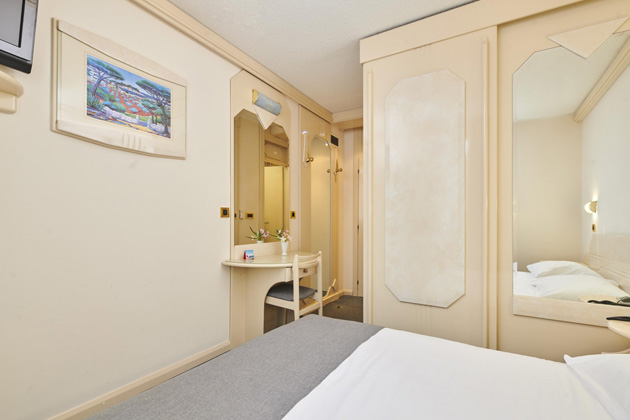 Economy room with french bed park side - single use