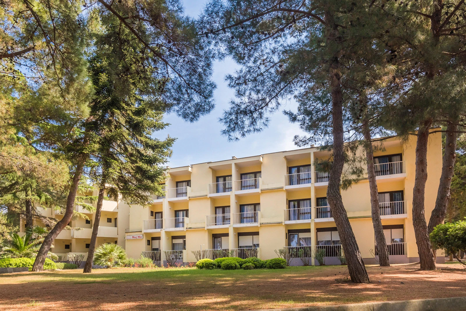 rooms-savudrija-plava-laguna-entrance