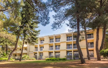 rooms-savudrija-plava-laguna-entrance