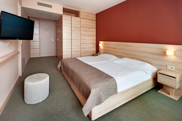 Hotel Materada Classic room with french bed and balcony park side-2