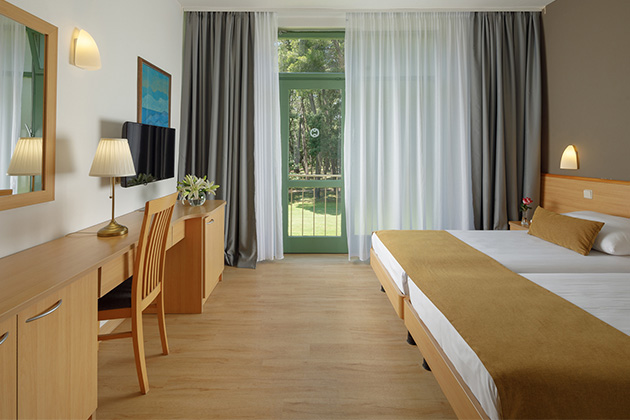 Hotel Aurora Plava Laguna 2024 Accommodation units Suite with balcony sea side U6BN (5)