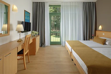 Hotel Aurora Plava Laguna 2024 Accommodation units Suite with balcony sea side U6BN (5)