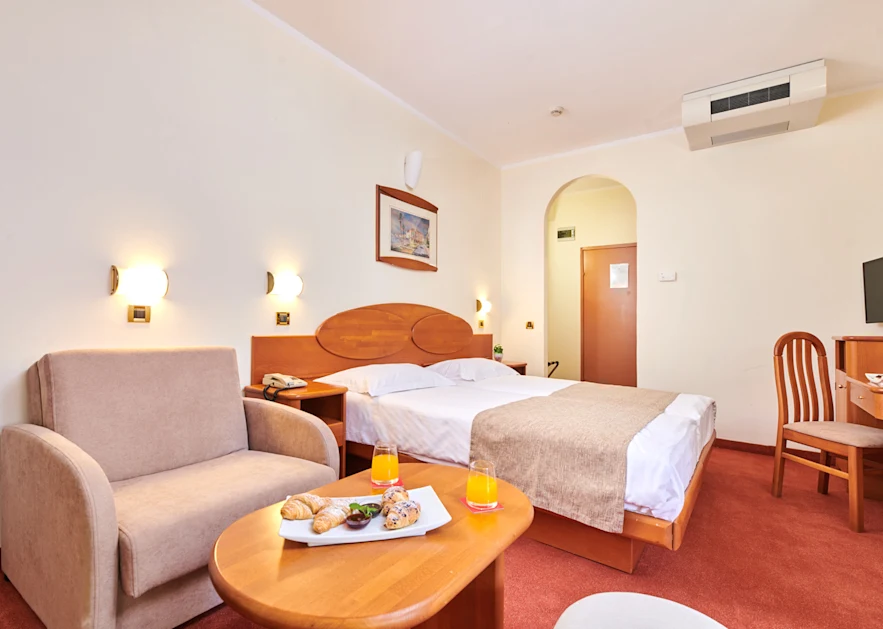 villa-galijot-plava-laguna-classic-room-with-balcony-sea-side-family-f4bn-1