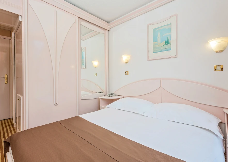 hotel-zorna-plava-laguna-economy-room-with-french-bed-e2f