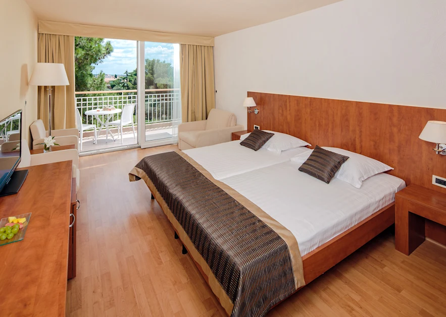 hotel-umag-plava-laguna-classic-room-balcony-park-side-c2bp