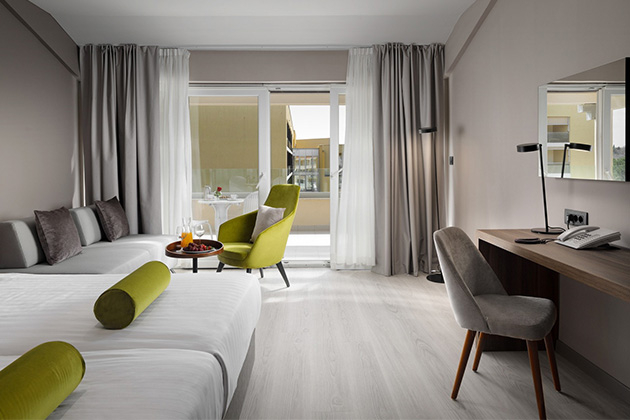 Premium soba z balkonom stran bazena