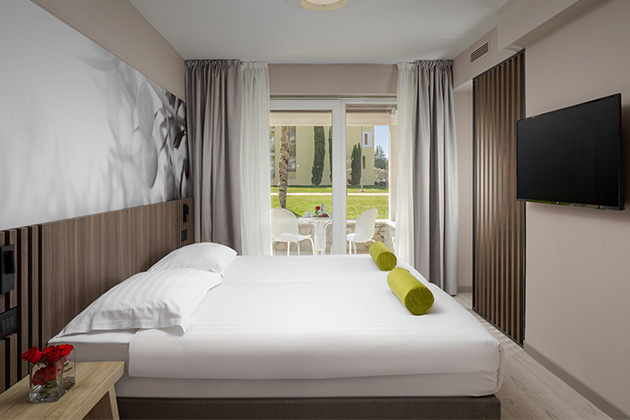 Classic soba z balkonom stran bazena