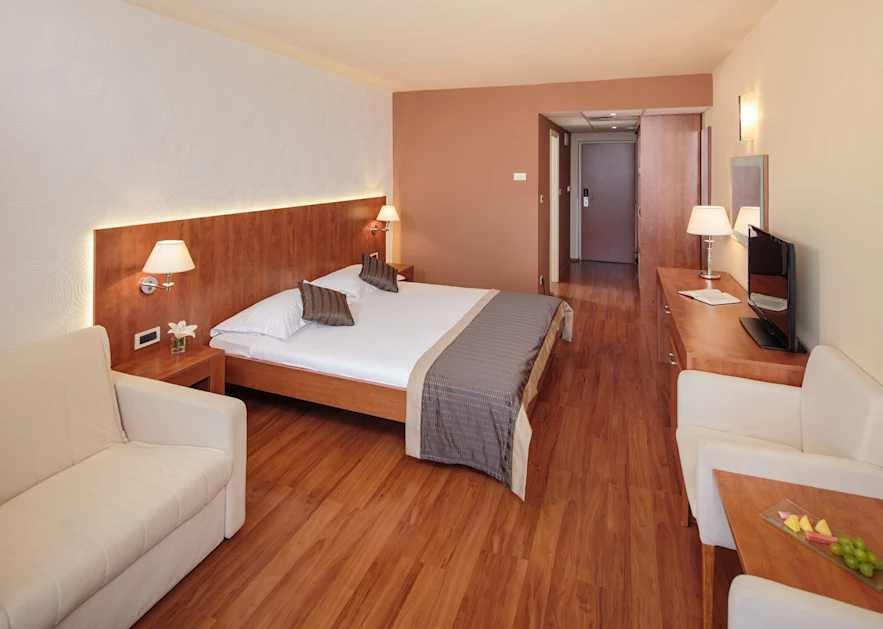hotel-umag-plava-laguna-classic-room-balcony-park-side-c2bp-1