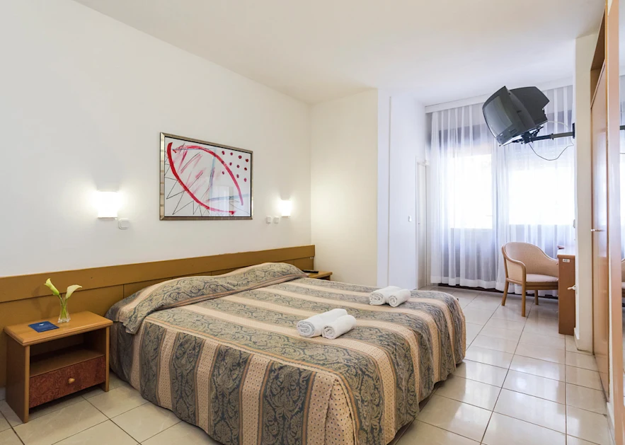 rooms-savudrija-plava-laguna-double-room-balcony-park-side-3bp-2