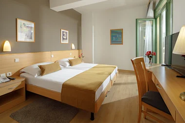 Hotel Aurora Plava Laguna 2024 Accommodation units Suite with balcony park side U4BP (2)